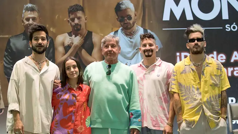 El cantautor venezolano Ricardo Montaner (c), en compañía de sus hijos, los también cantantes Evaluna (2i), Mau y Ricky (d), y de su yerno, el cantante colombiano Camilo (i), posan para foto hoy sdurante una rueda de prensa en Santo Domingo. EFE