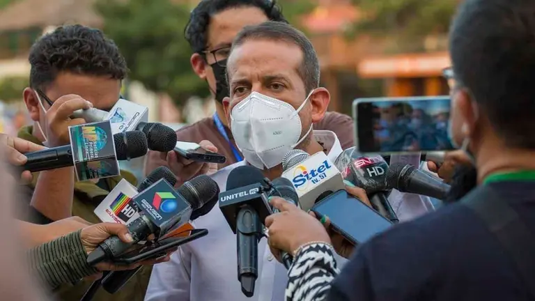 El gobernador de Santa Cruz, Fernando Camacho, brinda declaraciones a los medios. ARCHIVO