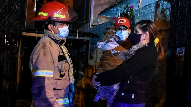 Bomberos en el lugar de los hechos. ARCHIVO