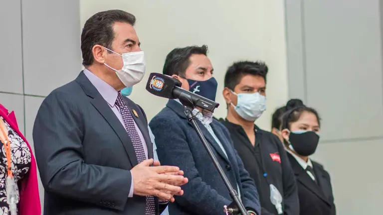 El alcalde de Cochabamba en la entrega de material educativo. GAMC