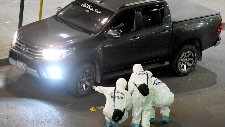 Los investigadores procesan la escena del crimen en el distribuidor vehicular de la avenida Beijing y Blanco Galindo, en Cochabamba. DICO SOLÍS
