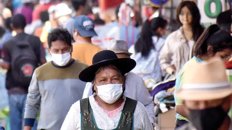 Un grupo de personas circula por la calle con barbijos. DICO SOLÍS