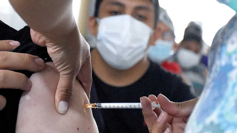 Un hombre mira como inyectan una dosis de Janssen a una mujer. DICO SOLÍS