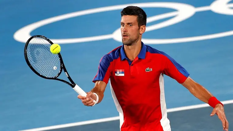 Novak Djokovic responde un saque frente a Kei Nishikori por los cuartos de final del tenis olímpico masculino. EFE
