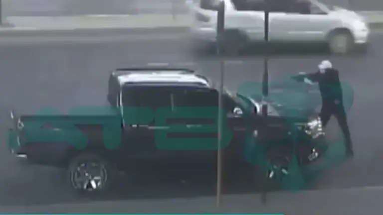 Momento exacto en el que un sicario dispar&oacute; ocho veces a una persona que se encontraba en una camioneta en el distribuidor de la Beijing el pasado martes. 
📹 Imagen de video cortes&iacute;a de ATB
