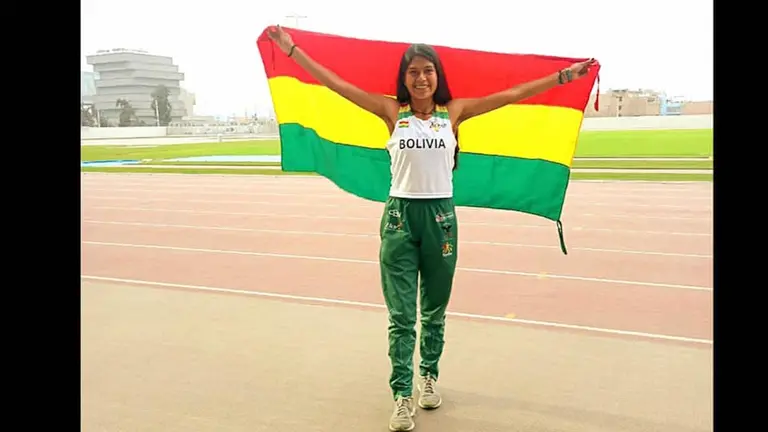 La atleta Stephanie Eunice Chávez, con la bandera de Bolivia. Facebook
