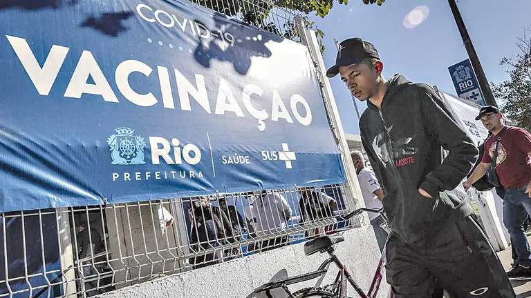 Personas esperan en uno de los puntos de vacunación que se habilitaron en las favelas de Río.  EFE