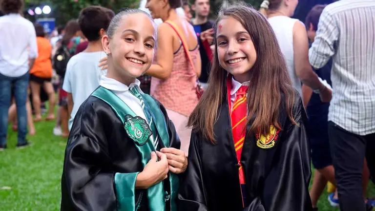 Decenas de aficionados de la saga de libros y películas de Harry Potter participan en una celebración. EFE