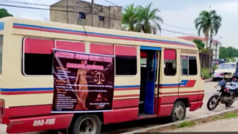 Un autob&uacute;s en Bolivia se convierte en "oficina m&oacute;vil" de asesoramiento legal. Foto: En hora buena PAT