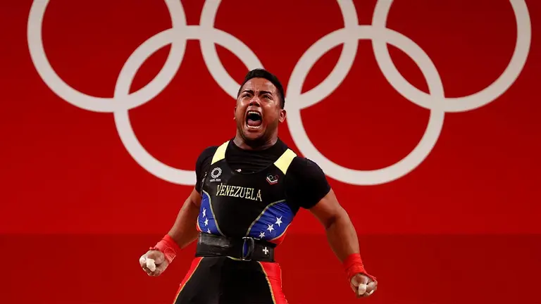 El venezolano Keydomar Giovanni Vallenilla Sanchez compite en la prueba de levantamiento de pesas masculino de 96 kg durante los Juegos Ol&iacute;mpicos 2020. EFE