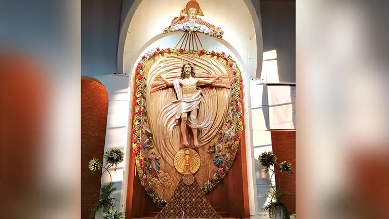Retablo construido por más de 20 artesanos de La Paz para la parroquia de Santa Ana de Cala Cala.