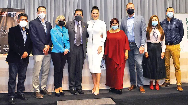 Organizadores de Expobol - USA 2021 junto a autoridades municipales e invitados especiales. 