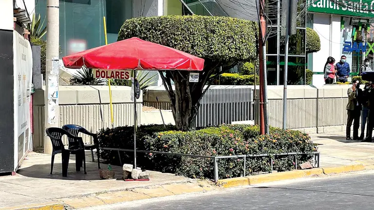 El puesto de los librecambistas tras el atraco en la avenida Ramón Rivero de Cochabamba.   ALEJANDRO ORELLANA 