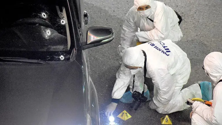 Los investigadores procesan la escena del crimen debajo del distribuidor vehicular de la Beijing, en la avenida Blanco Galindo de Cochabamba.   Dico SolÍs 
