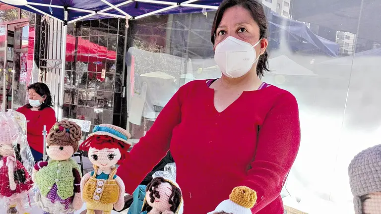 Alba Flores muestra sus muñecos amigurumis.     JORGE FERNÁNDEZ B.