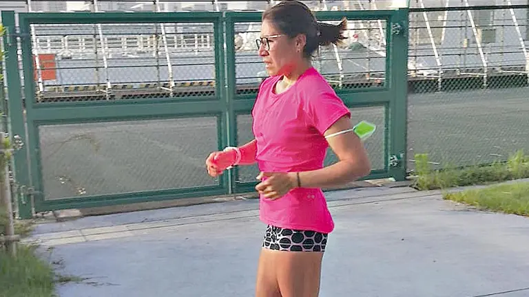 La marchista paceña Ángela Castro, durante sus entrenamientos en el parque Odori de Sapporo.   FAB