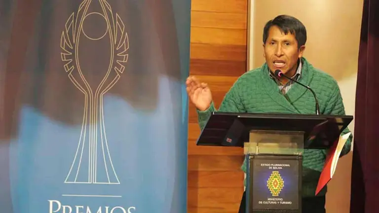 El ciberactivista Rubén Hilari en una ceremonia de premiación. Facebook Rubén Hilari
