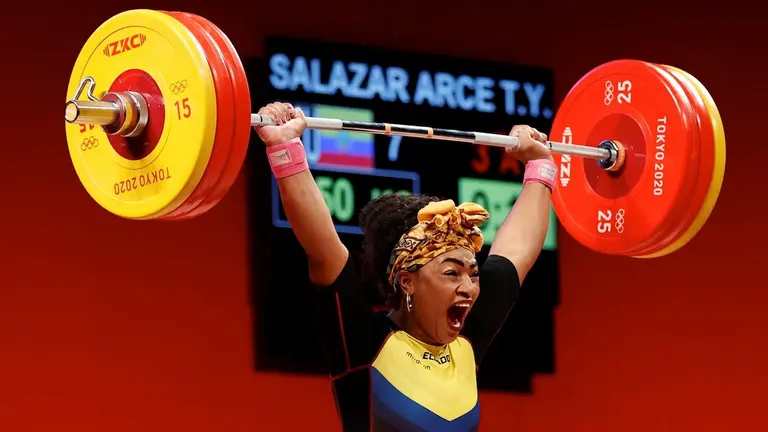 Tamara Salazar de Ecuador compite en el Grupo A de +87kg femenino de halterofilia por los Juegos Olímpicos 2020, este lunes en el Foro Internacional de Tokio (Japón). EFE