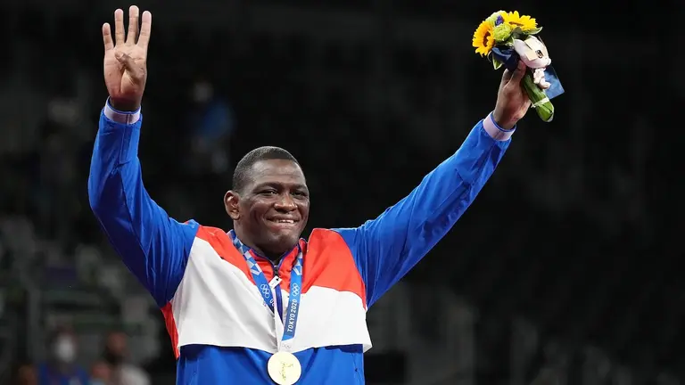 El cubano Mijaín López festeja su cuarto oro olímpico al hilo. EFE