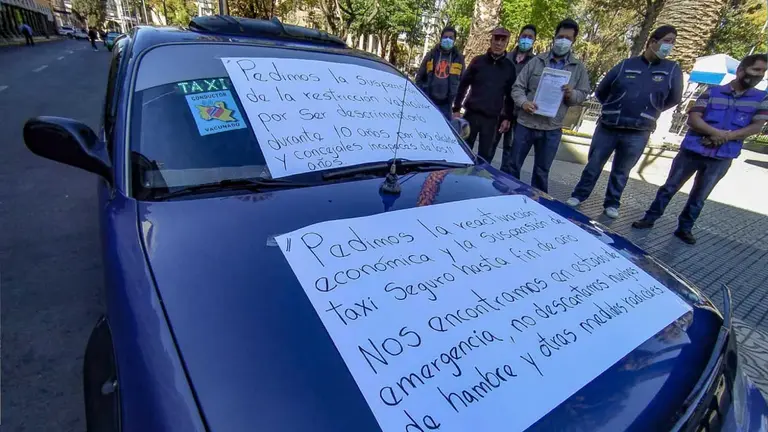 Asociaci&oacute;n de radio taxis de Cochabamba realiza una protesta. Dico Sol&iacute;s