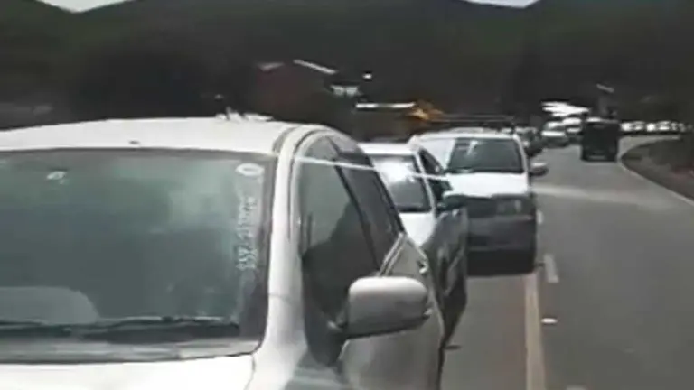 Caravana de autos que buscaba la aprobaci&oacute;n de veh&iacute;culos chutos, en agosto. Facebook