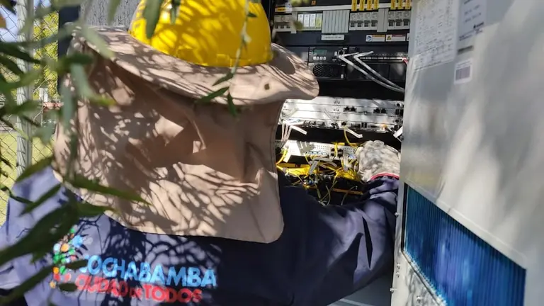 Un trabajador municipal realiza las labores de mantenimiento para las cámaras de seguridad. GAMC