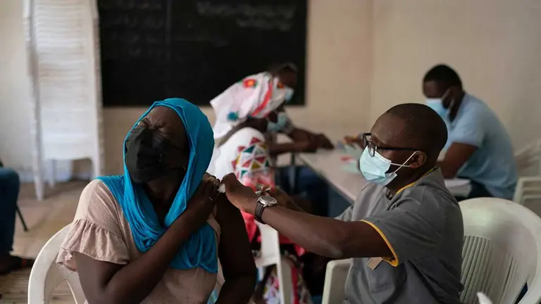 Una mujer nigeriana recibe una vacuna. EFE