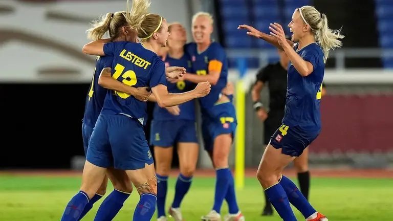 Jugadoras suecas festejan su clasificación a la final del fútbol olímpico femenino. EFE