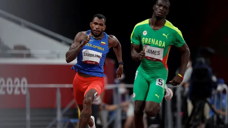 El colombiano Anthony Zambrano compite en las semifinales masculinas de 400m de atletismo durante los Juegos Olímpicos 2020, en el Estadio Olímpico de Tokio (Japón). EFE