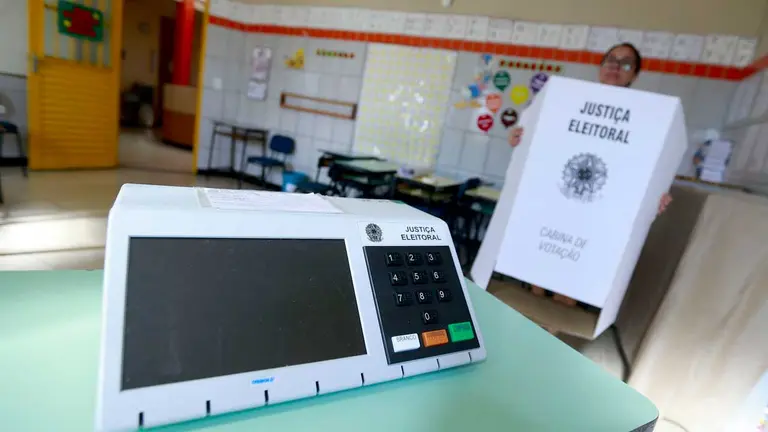 Una urna electrónica durante una jornada electoral en una escuela en Brasilia (Brasil). EFE