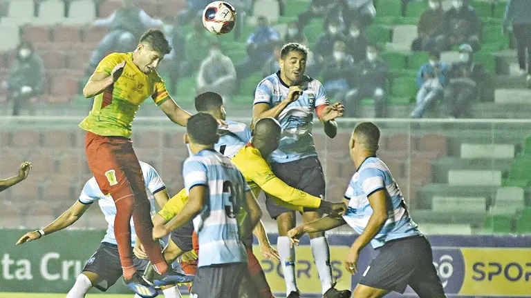 Una acción del partido que disputaron los elencos de Blooming con Palmaflor, en el Tahuichi, el viernes. APG
