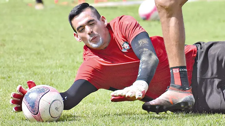 Arnaldo Giménez sujeta la pelota durante las prácticas en el complejo del Aviador. DICO SOLÍS
