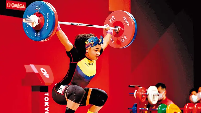 Neisi Patricia Dajomes Barrera de Ecuador durante su prueba en la final de 76 kilos femenino. EFE