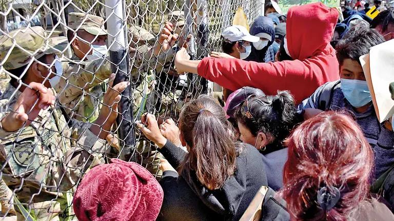 Padres de familia intentan ingresar al recinto de Cotapachi para exigir cupos. DICO SOLÍS