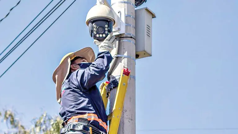 Mantenimiento de cámaras de vigilancia.  GAMC