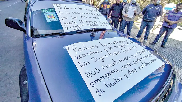La protesta en contra de la nacionalización de vehículos indocumentados, en la Plaza Principal. DICO SOLÍS