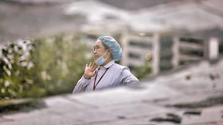 Una enfermera descansa en las afueras de un hospital en Shanhai, China. EFE