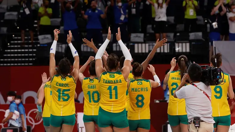 Jugadoras brasileñas festejan su clasificación a las semifinales del voleibol olímpico tras eliminar a Rusia. EFE