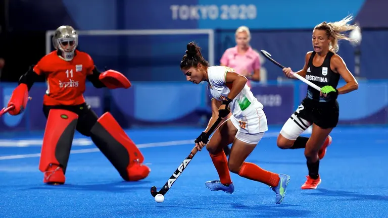 Una jugada del partido que Argentina le ganó 2-1 a India para avanzar a la final del hockey femenino olímpico. EFE