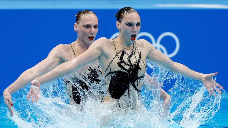 Svetlana Romashina y Svetlana Kolesnichenko, durante la competencia de natación artística en la que ganaron la medalla de oro. EFE
