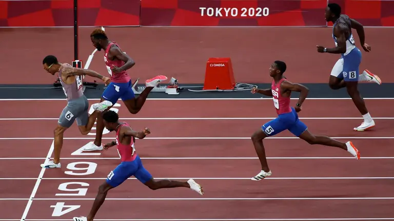 El momento exacto en que el canadiense Andre de Grasse ganó la medalla dorada tras imponerse en la prueba de los 200 metros. EFE