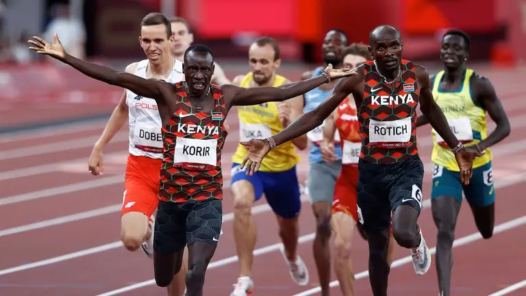 Los keniatas Emmanuel Korir (c-oro) y Ferguson Rotich (d-plata) y el polaco Patryk Dobek (i-bronce) compiten en la final de 800 metros masculino durante los Juegos Olímpicos 2020, hoy miércoles en el Estadio Olímpico de Tokio (Japón). EFE