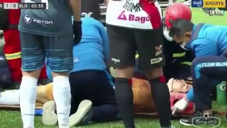 Momento en el que el arquero es atendido en la cancha. Captura