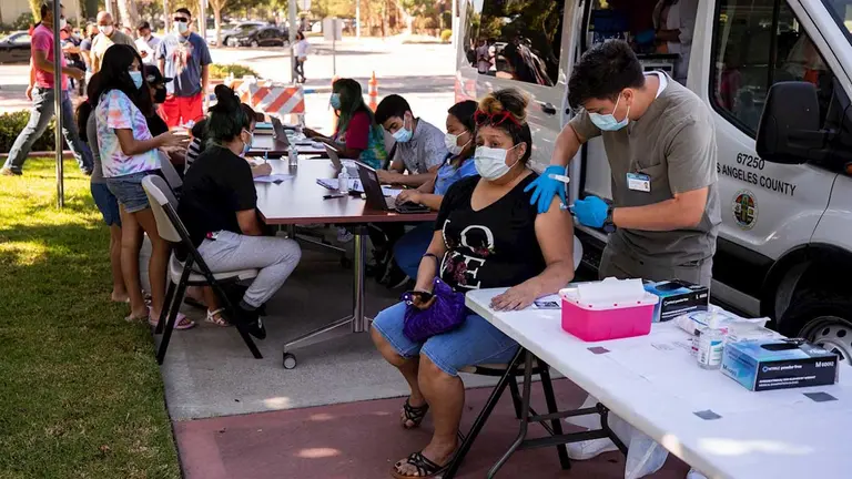 La variante delta del coronavirus está generando una grave alarma en América por su facilidad de contagio y propagación sobre todo en EE.UU., que alcanzó cifras de récord, y México, que sufre una tercera ola. EFE