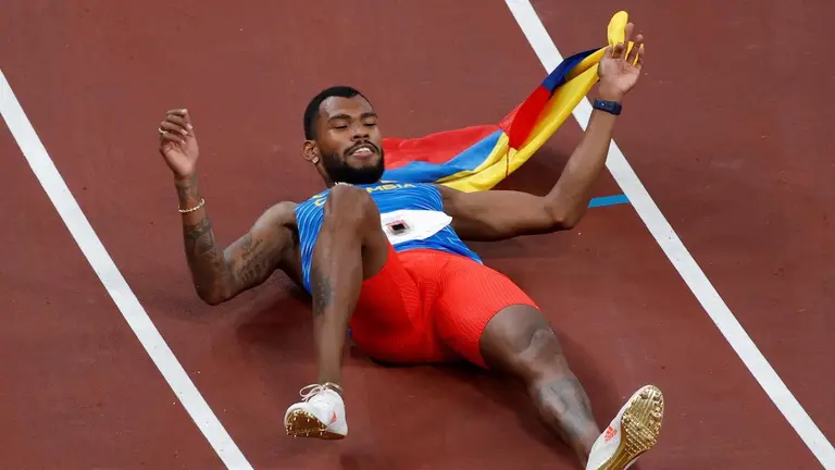 El colombiano Anthony Zambrano celebra tras conseguir la medalla de plata en la final de 400m masculino durante los Juegos Olímpicos 2020, este jueves en el Estadio Olímpico de Tokio (Japón). EFE