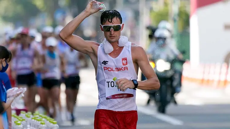 Dawid Tomala de Polonia en acción durante la marcha de 50 kilómetros durante los eventos de atletismo de los Juegos Olímpicos de Tokio 2020. EFE