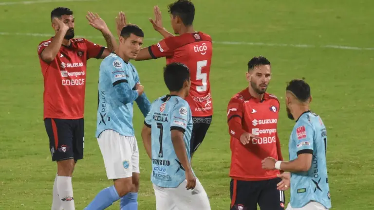 Jugadores del Rojo celebran la victoria en un cl&aacute;sico valluno de 2021. No&eacute; Portugal