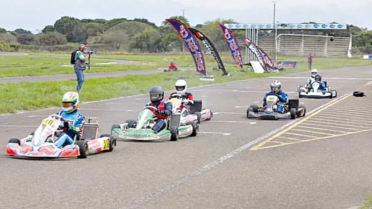 Los pilotos en una carrera en el circuito cruceño. CNK