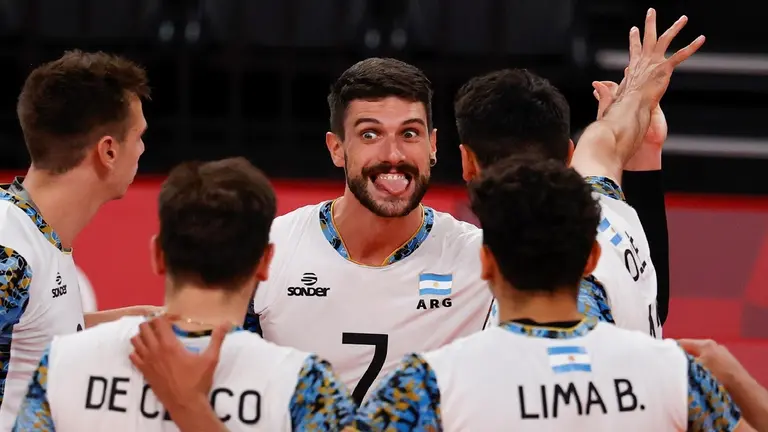 Facundo Conte (c) de Argentina celebran con sus compa&ntilde;eros un punto contra Brasil durante un partido por la medalla de bronce de voleibol en los Juegos Ol&iacute;mpicos 2020, hoy s&aacute;bado en la Arena Ariake de Tokio (Jap&oacute;n). EFE