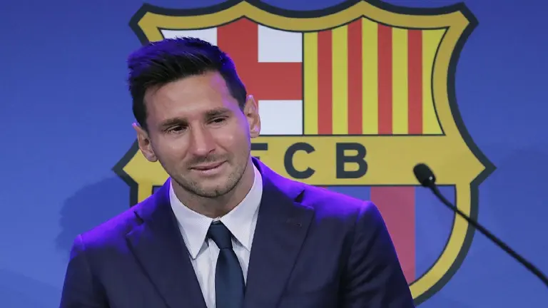 Lionel Messi, visiblemente emocionado. durante la conferencia de prensa de su despedida del Bar&ccedil;a. EFE